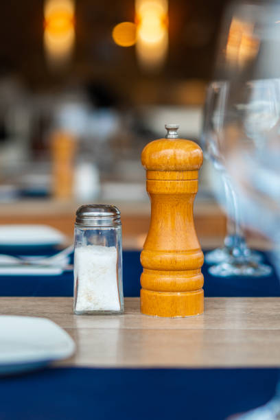 sal-pimenta container table setting restaurante - salt shaker salt table food - fotografias e filmes do acervo