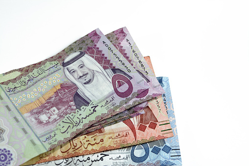 500 SAR Quinientos riales de Arabia Saudita dinero en efectivo con el rey AbdulAziz Al Saud y Kabaa y 100 SAR cien yuanes de Arabia Saudita billete con el rey Salman y 5 SAR Billetes de riales sauditas photo