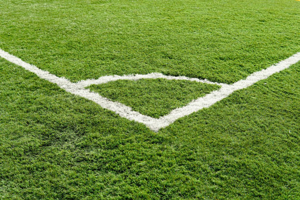 linea d'angolo bianca dipinta sul campo di calcio. stadio di calcio in orizzontale - soccer field soccer corner stadium foto e immagini stock