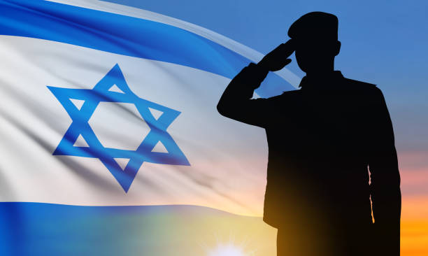 silhouette d’un soldat saluant avec le drapeau d’israël sur fond de lever ou de coucher du soleil. concept des forces armées d’israël - air force uniform armed forces military photos et images de collection