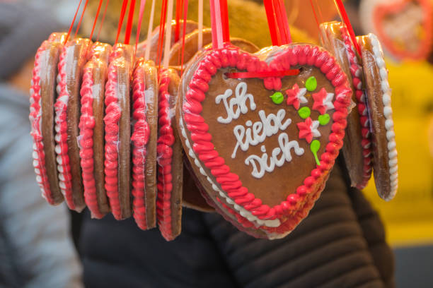 gingerbread hearts i love you allemand « ich liebe dich » - candy heart candy i love you heart shape photos et images de collection