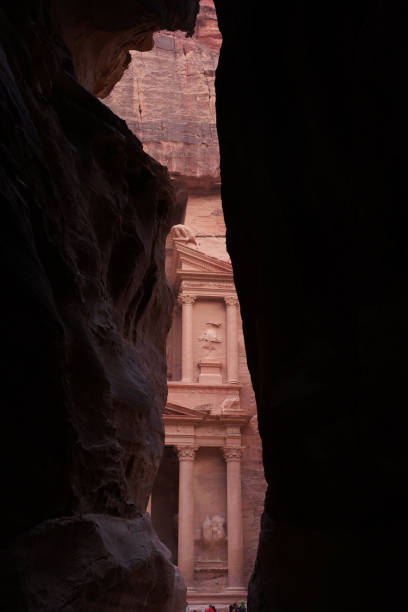 la talla de montaña del tesoro, petra, jordania - petra antiquities jordan middle east fotografías e imágenes de stock