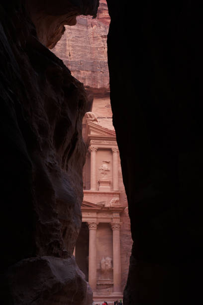 резьба по горам казначейства, петра, иордания - petra antiquities jordan middle east стоковые фото и изображения