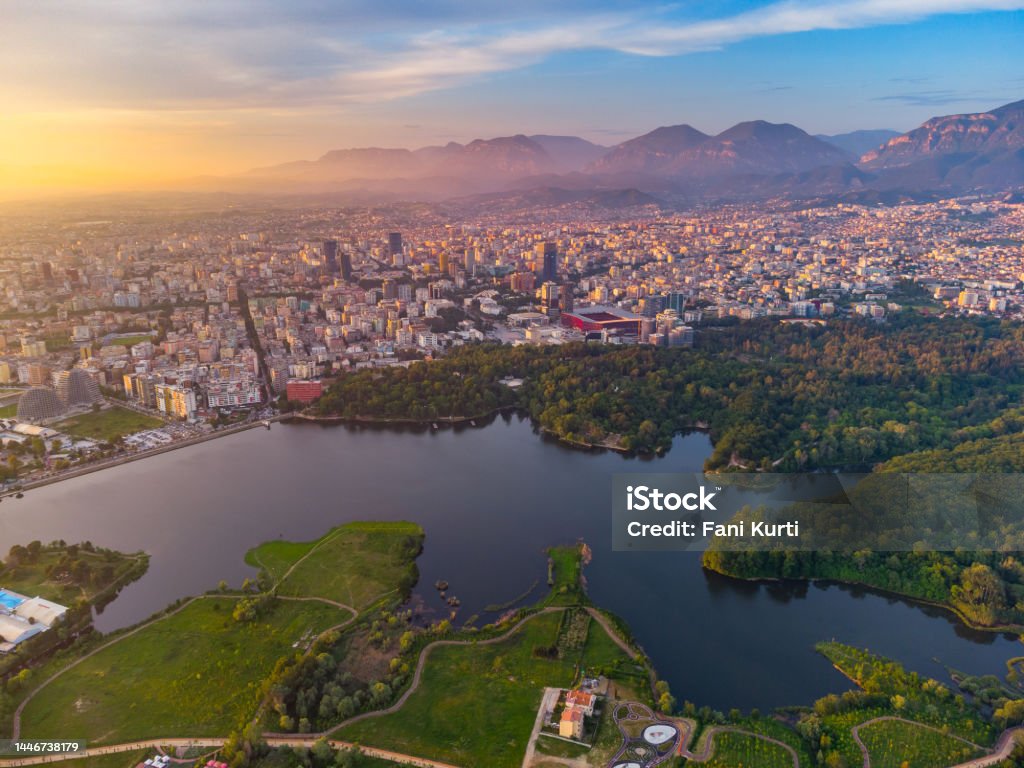 Vista aérea del lago artificial de Tirana, capital albanesa al atardecer - Foto de stock de Tirana libre de derechos Vista aérea del lago artificial de Tirana, capital albanesa al atardecer - Foto de stock de Tirana libre de derechos