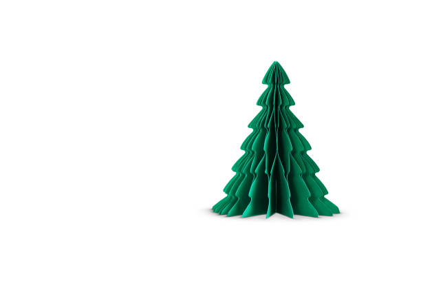 白い背景に紙で作られたクリスマスツリー。