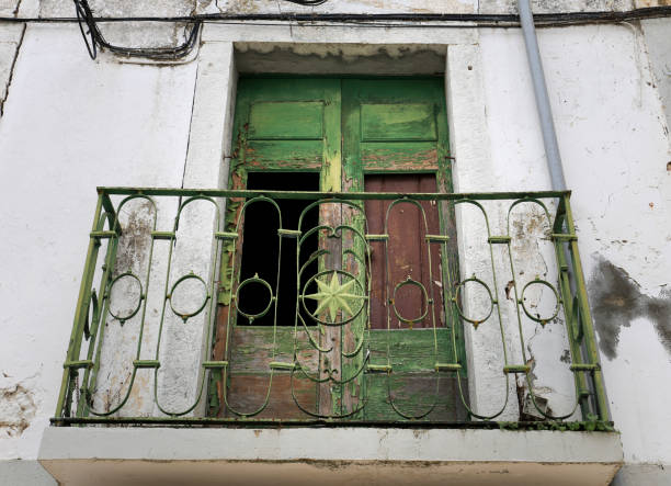 vecchia facciata scheggiata con balcone verde ruggine - wood shutter rusty rust foto e immagini stock