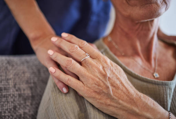 노인, 손과 사랑에 대한 관심, 성숙한 건강 및 가정에서 실내 세대에 대한 지원. 간병인을 신뢰, 편안함, 신뢰할 수 있는 부드러운 포옹과 노인에 대한 존경으로 안고 있는 노인 여성의 손 - mourner 뉴스 사진 이미지