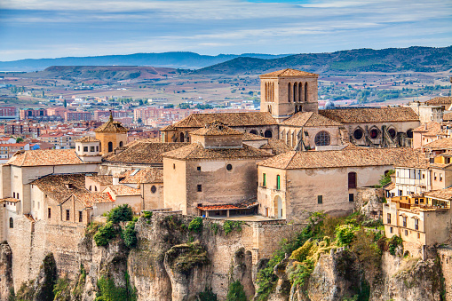 Casco antiguo de Cuenca esculpido en la piedra, con vistas de la parte moderna de la ciudad al fondo.