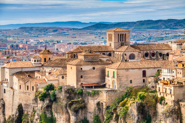 Casco antiguo de Cuenca Casco antiguo de Cuenca esculpido en la piedra, con vistas de la parte moderna de la ciudad al fondo. Casco stock pictures, royalty-free photos & images