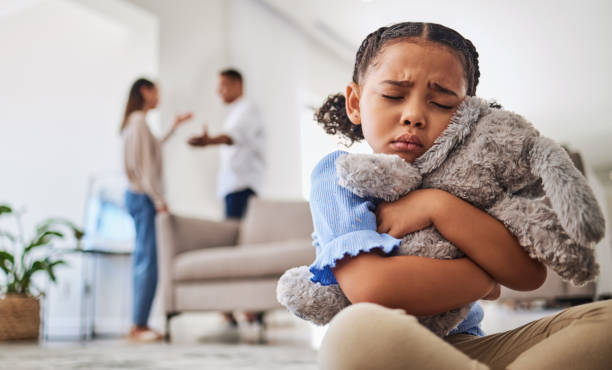 les parents se disputent, fille triste et câlin en peluche d’un enfant qui pleure de divorce dans un salon à la maison. enfant déprimé, problème et anxiété juvénile des enfants dépression de maman et papa famille qui se battent - child grief mourner disappointment photos et images de collection