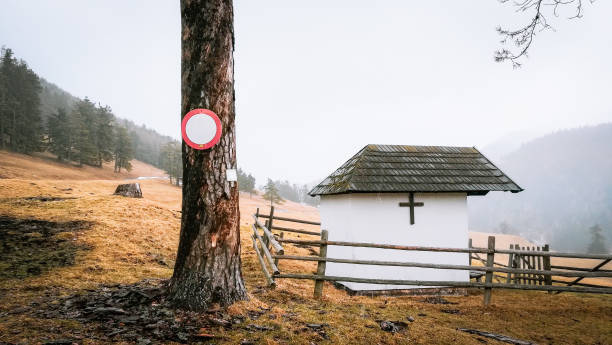 kaplica w górach zimą - footpath european alps fence woods zdjęcia i obrazy z banku zdjęć