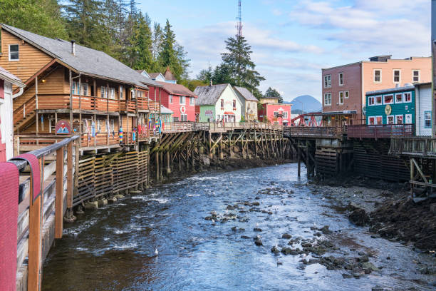 historyczna dzielnica ketchikan, alaska - creek street zdjęcia i obrazy z banku zdjęć