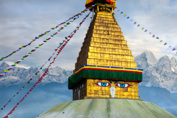 os olhos de buda e os himalayas traseiros em boudhanath stupa em katmandu, nepal. - stupa - fotografias e filmes do acervo