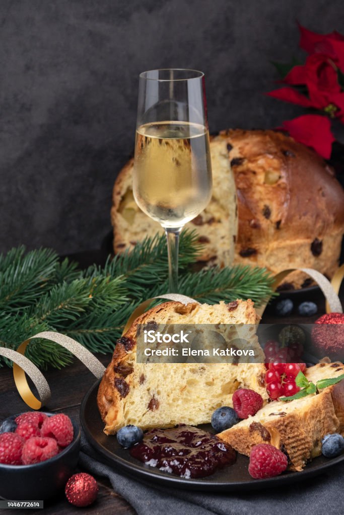 Foto de Comida De Natal Para O Natal E Ano Novo Tradicional Italiano Pão De  Frutas De Natal Panetone Com Passas E Frutas Cristalizadas e mais fotos de  stock de Ano novo -