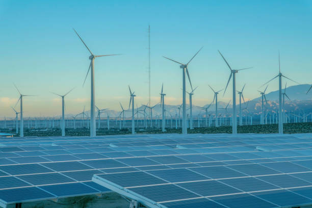 parco eolico del deserto con pannelli solari e turbine eoliche in california - solar panel wind turbine california technology foto e immagini stock