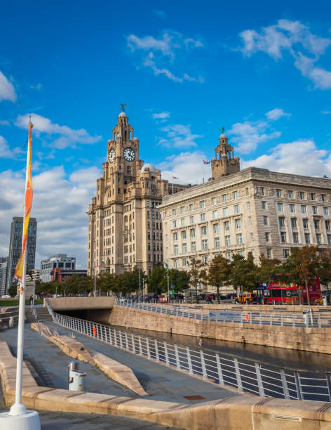 les trois grâces à liverpool - albert dock photos et images de collection