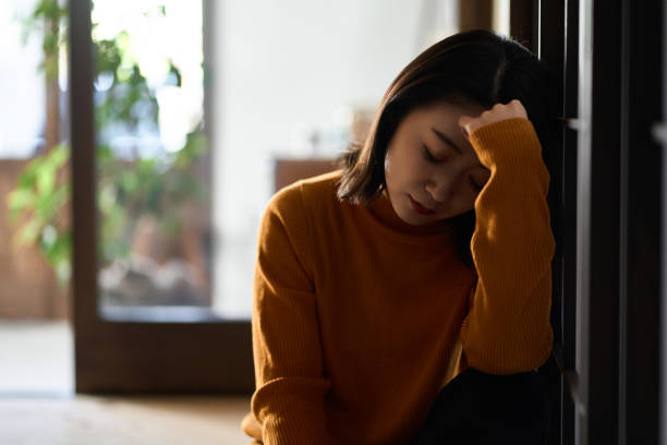 不安とうつの女性 - 何もかもが嫌 ストックフォトと画像