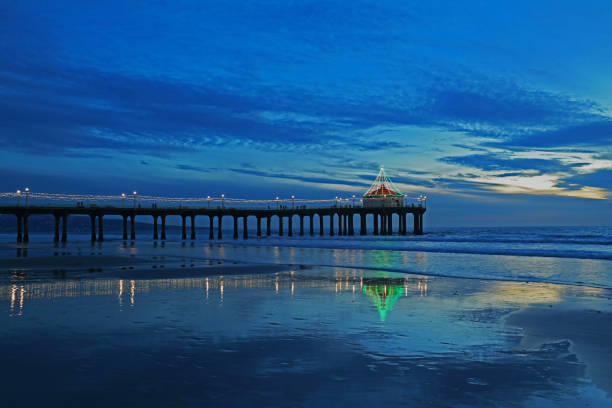 istock Manhattan Beach Pier At Christmas 1446795597