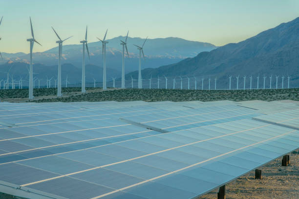 parco eolico con turbine eoliche e pannelli solari su un deserto in california - solar panel wind turbine california technology foto e immagini stock