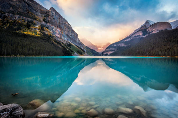 anochecer sobre el lago louise - lago louise lago fotografías e imágenes de stock