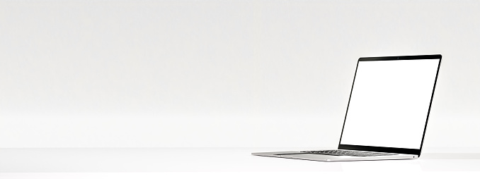Ordenador portátil con pantalla en blanco sobre mesa blanca sobre fondo de pared blanco. Maqueta de color metálico plateado de Modern Laptop. Banner web ancho. Espacio de copia photo