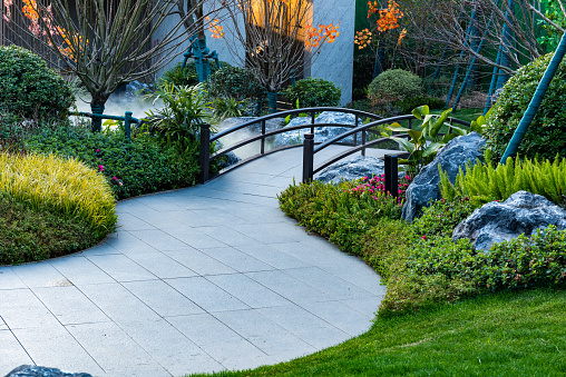 Green lawn and marble tiles, slate roads, modern residential garden landscapes