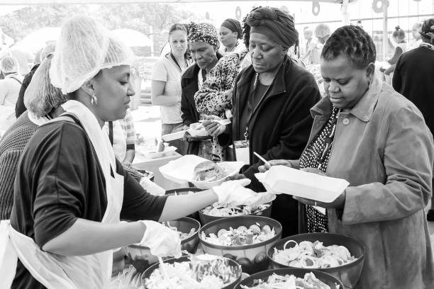 수프 키친 커뮤니티 아웃리치 케이터링 스태프가 아프리카 어린이들을 위해 식사를 준비합니다. - dishing out 뉴스 사진 이미지