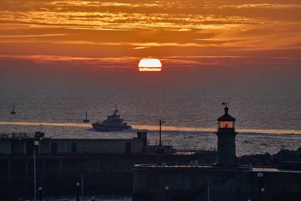 belle photo d’un navire quittant le port de ramsgate sous le soleil levant - ramsgate photos et images de collection
