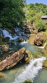 vertikale-aufnahme-einer-kaskade-mit-felsen-in-der-natur.jpg?b=1&s=170x170&k=20&c=zE3_FOI_y4w7W8J3nyz8nSkBAIliL158jChpdg9RBoY=