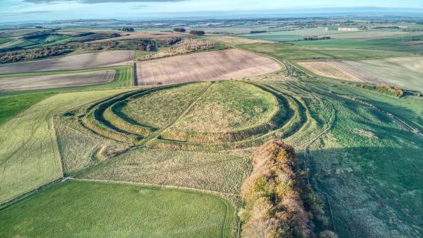 luftaufnahme eines eisenzeitlichen hügelforts barbury castle in wiltshire, england - hillfort stock-fotos und bilder