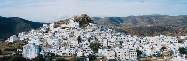 ギリシャ、イオス島のチョーラの町のパノラマビュー - samothraki ストックフォトと画像