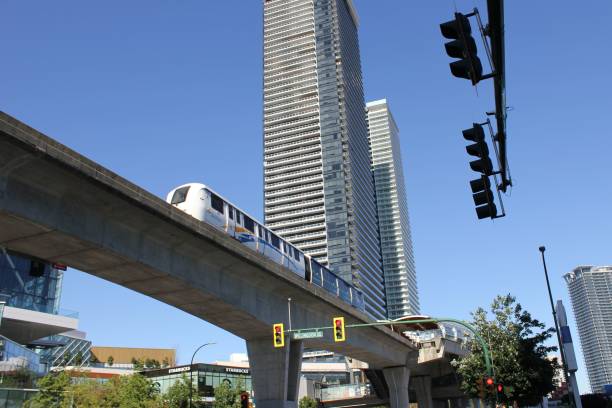 skytrain passando a estação de brentwood em burnaby, colúmbia britânica, canadá - trem elevado - fotografias e filmes do acervo