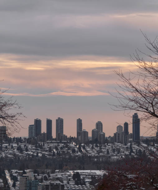 horizon hivernal de brentwood à burnaby, en colombie-britannique - vancouver skyline canada panoramic photos et images de collection