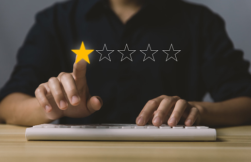 Reviews from dissatisfied customers choosing low-quality 1-star reviews. on the virtual screen