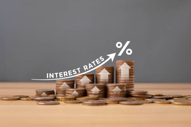 apiladas de monedas en la mesa con icono de porcentaje y fondo gris con ilustración muestra el aumento de las tasas de interés / concepto financiero. - interest rate fotografías e imágenes de stock