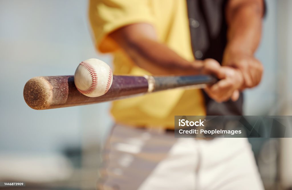 Béisbol, bate y pelota siendo golpeados en un campo en un entrenamiento deportivo, práctica o juego de competencia. Softbol, equipo deportivo y hombre atleta practicando para balancear un bastón de madera en un campo o estadio al aire libre. - Foto de stock de Béisbol libre de derechos Béisbol, bate y pelota siendo golpeados en un campo en un entrenamiento deportivo, práctica o juego de competencia. Softbol, equipo deportivo y hombre atleta practicando para balancear un bastón de madera en un campo o estadio al aire libre. - Foto de stock de Béisbol libre de derechos