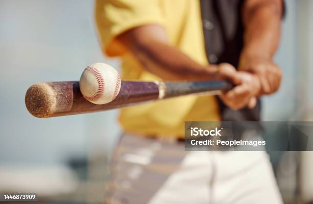Béisbol Bate Y Pelota Siendo Golpeados En Un Campo En Un Entrenamiento Deportivo Práctica O Juego De Competencia Softbol Equipo Deportivo Y Hombre Atleta Practicando Para Balancear Un Bastón De Madera En Un Campo O Estadio Al Aire Libre Foto de stock y más banco de imágenes de Béisbol