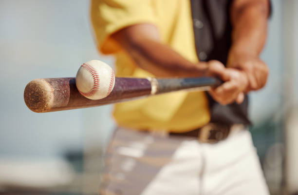 baseball, mazza e palla vengono colpiti su un campo durante un allenamento sportivo, un allenamento o una partita di competizione. softball, attrezzature sportive e atleta uomo che si esercita a far oscillare un bastone di legno su un campo all'aperto o al - hints foto e immagini stock