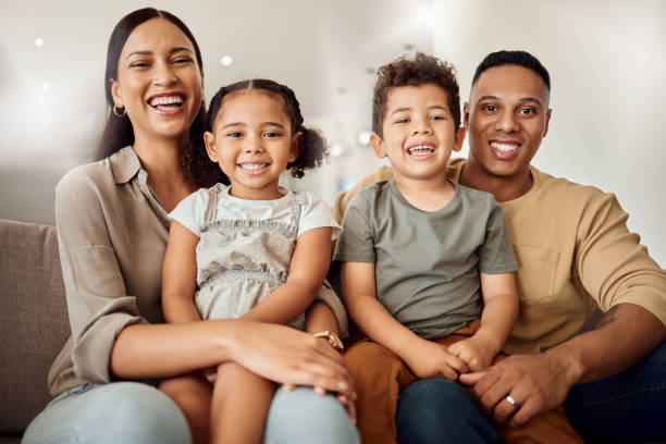 familia, madre y padre con niños por amor y sonrisa relajante en el sofá de la sala de estar para un tiempo de unión de calidad en casa. retrato de mamá, papá e hijos felices sonriendo de felicidad para romper juntos - cheerful horizontal looking at camera indoors fotografías e imágenes de stock