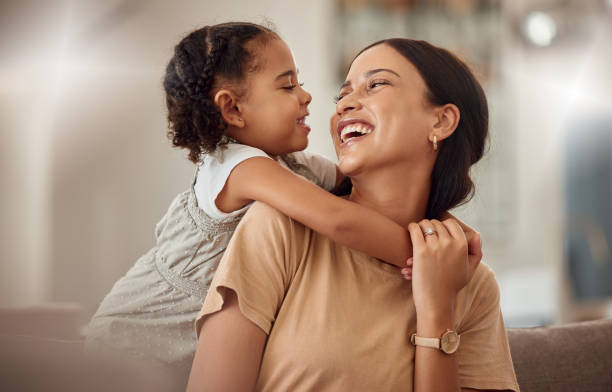 feliz mamá con niña, abrazo en casa y estilo de vida de juego de fin de semana para mamá madre. niño loco divertido en la sala de estar, madre sosteniendo al niño pequeño con una sonrisa y amor uniéndose en el día de las madres - playing playful baby contemporary fotografías e imágenes de stock