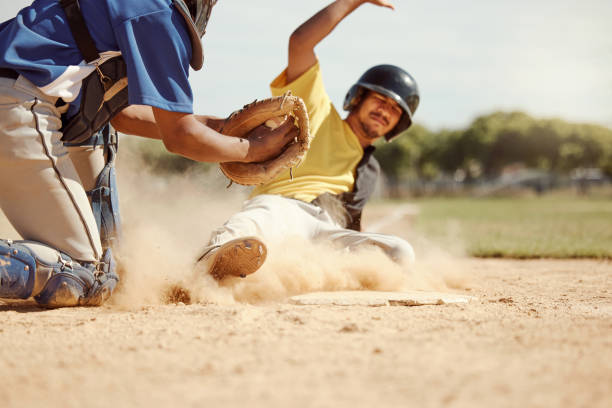 gracz w baseball, biegaj i ślizgaj się w ziemi do gry, konkursu lub meczu na boisku, boisku lub stadionie. człowiek, baseball i kurz w piasku, aby sport szybko dotarł do bazy na zwycięstwo, rywalizację i sport latem - baseball base sliding stadium zdjęcia i obrazy z banku zdjęć