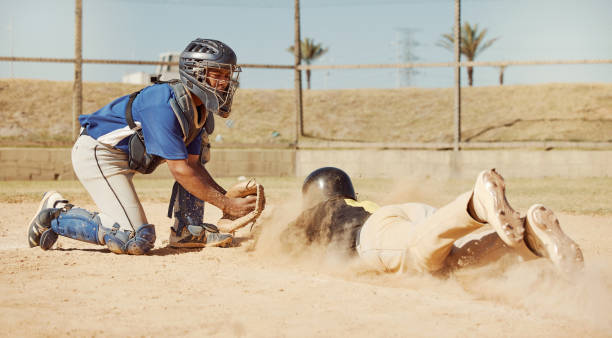 baseball, giocatore di baseball e immersioni sulla sabbia del piatto di casa campo campo sportivo su competizione di gioco di palla sportiva atletica. partita di softball, allenamento sportivo e allenamento fitness nella polvere di dallas texas - baseball practicing pitcher softball foto e immagini stock