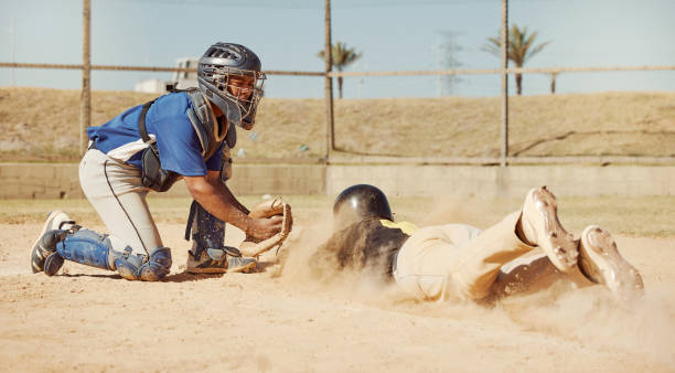 野球、野球選手、陸上競技の野球競技でフィールドグラウンドスポーツピッチのホームプレート砂に飛び込む。テキサス州ダラスでのソフトボールの試合、スポーツトレーニング、フィット� - baseball baseball player base sliding ストックフォトと画像