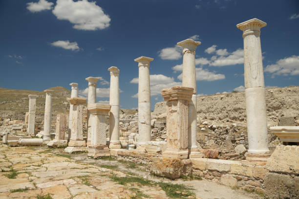 trípolis en la ciudad antigua de meandro en denizli, turkiye - roman agora fotografías e imágenes de stock