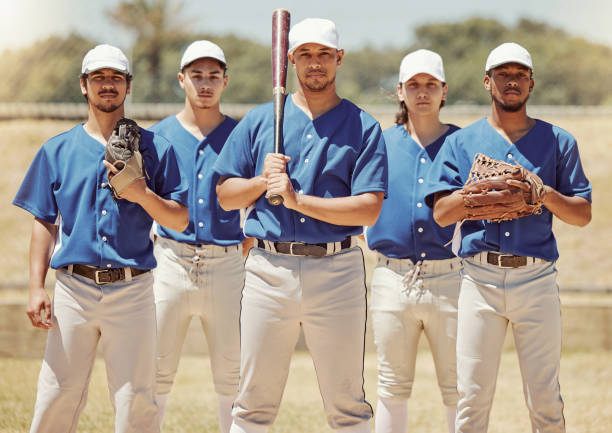 sport-, team- und baseball-porträt von sportlern, die in kraft stehen, unterstützung und fitnesstraining auf dem baseballfeld. softball, vielfalt und inklusiver teamsport von united group bereit für herausforderungen - baseballmannschaft stock-fotos und bilder