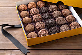 typische-brasilianische-brigadeiros-verschiedene-geschmacksrichtungen-in-einer-offenen.jpg?b=1&s=170x170&k=20&c=cNWCrm7tQf3-15Lm_ThIsYHrWCtSHVggYN1HsyRHsb8=