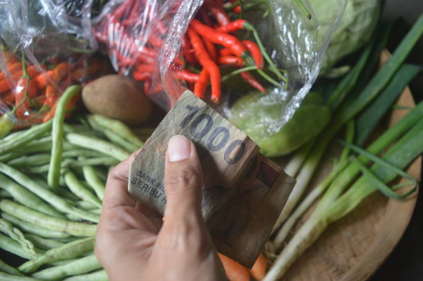 istock Shop at local markets using cash 1446917712