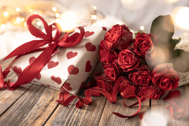 composición para san valentín con una caja regalo y un ramo de rosas. - table wedding flower bow fotografías e imágenes de stock