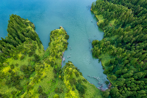 Paisaje panorámico de drones aéreos de las Azores, isla de Flores. Laguna icónica con varias cascadas en una sola roca, que desemboca en el lago Alagoinha. El mejor destino de viaje en Portugal. photo