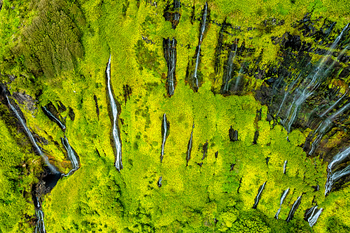 Paisaje panorámico de drones aéreos de las Azores, isla de Flores. Laguna icónica con varias cascadas en una sola roca, que desemboca en el lago Alagoinha. El mejor destino de viaje en Portugal. photo